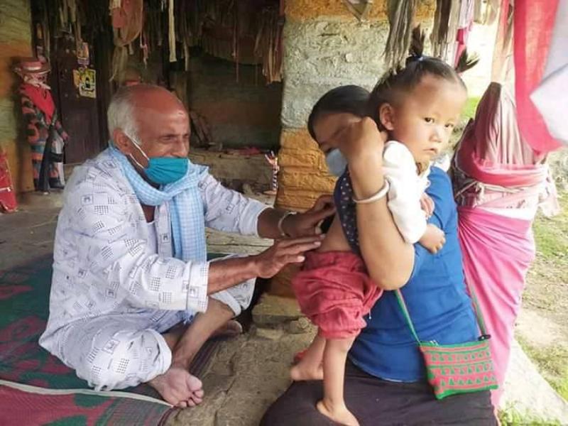 अनसनस्थलमै बिरामीको उपचार गर्दै डा. केसी
